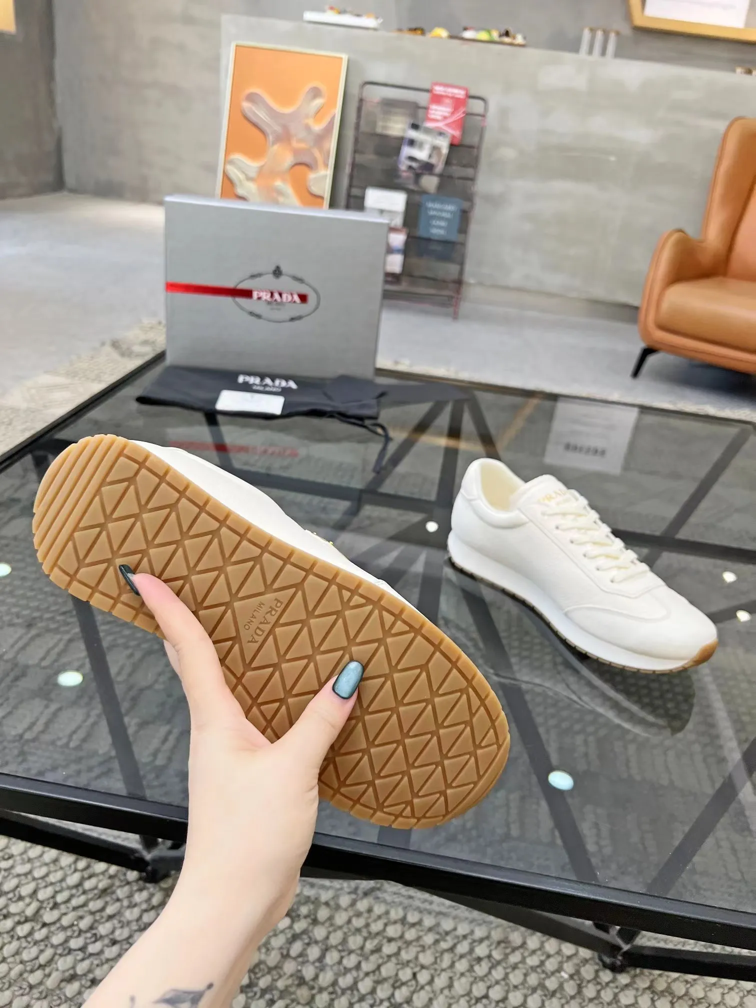 P400 38-45 Prada Prada’s new men’s leather sneakers, the highest version on the market, any comparison is welcome🆚! The original leather has excellent texture and is super high-end! Fetal sheep net lining imported from Italy, removable pad! Luxurious materials and fine workmanship, highly recommended!